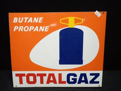 un panneau orange et blanc sur lequel figure une bouteille bleue de Total Gaz