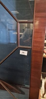 une porte vitrée sur laquelle est accrochée une pancarte, dans une pièce