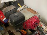 un petit moteur posé sur une palette dans une pièce