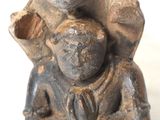 une figurine représentant une femme tenant un enfant dans ses bras