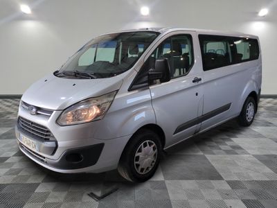 la camionnette argentée est garée sur un sol en damier dans le garage