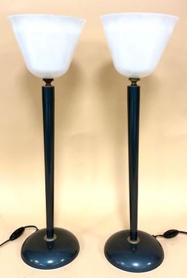 une paire de lampes noires et blanches avec des abat-jours en verre dépoli