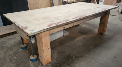 une table placée au milieu d'une pièce