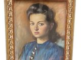 une peinture à l'huile représentant une femme en robe bleue, dans un cadre doré