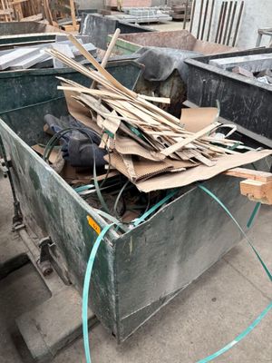 une benne remplie de bois et d'autres objets dans la cour