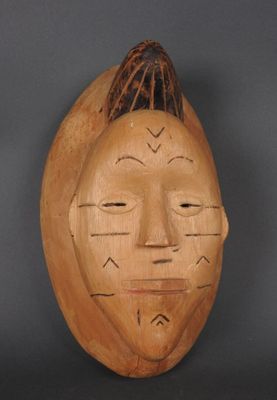 une image d'un masque en bois sur fond noir