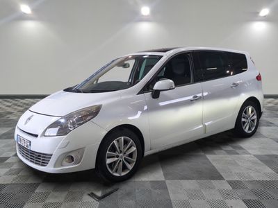 la photo d'une voiture blanche garée dans un garage