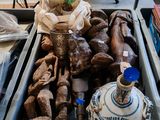 un plateau contenant divers objets, posé sur une table