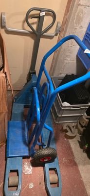un diable bleu posé par terre