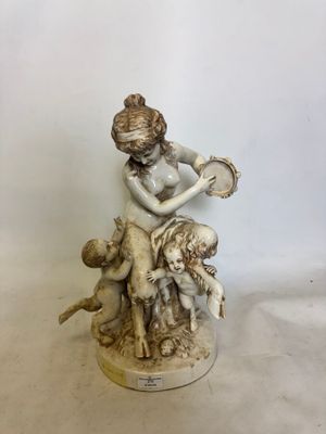 statue représentant une femme tenant un bébé et un enfant dans ses bras