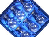 six verres à vin dans une boîte bleue posée sur une surface blanche