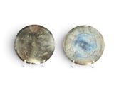 deux assiettes ornées de motifs bleus et blancs sur un fond blanc