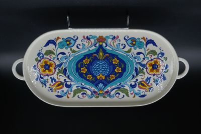 un plat de service blanc orné d'un motif bleu et jaune