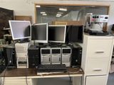un bureau sur lequel se trouvent tout un tas de matériel informatique