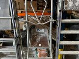 une échelle posée à côté d'une pile de cartons