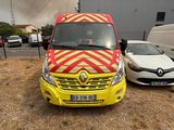 une camionnette jaune et rouge garée à côté d'une voiture blanche