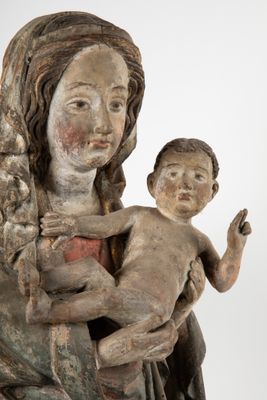 une statue ancienne d'une femme tenant un enfant dans ses bras