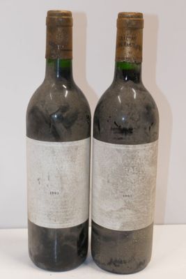deux bouteilles de vin posées l'une à côté de l'autre sur une table