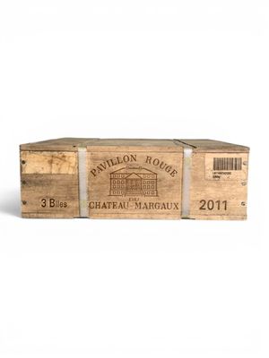 trois caisses de vin en bois sont empilées les unes sur les autres