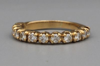 Gros plan sur une bague en or ornée de diamants