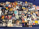 une grande collection d'affiches de cinéma variées posées sur une couverture bleue