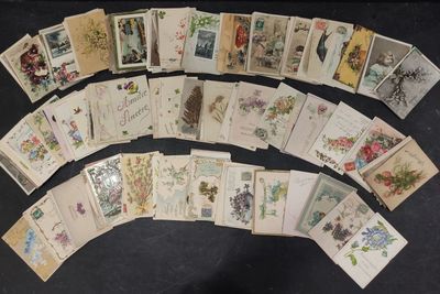de nombreuses cartes disposées sur une table, sur fond noir