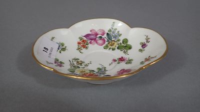 un bol orné de fleurs, posé sur une table