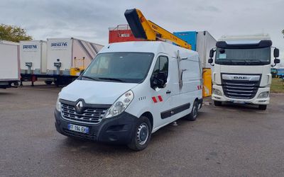 deux camions garés l'un à côté de l'autre dans un parking
