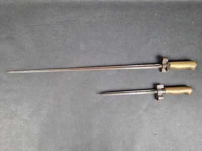 Lot de 2 baïonnettes Lebel, l'un avec lame raccourcie