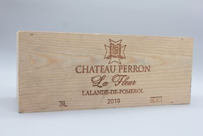 boîte en bois portant une étiquette du Château Perron La Tour