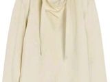 une chemise blanche à col claudine et une cravate autour du cou