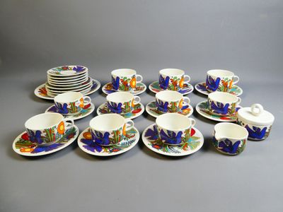 les nombreuses tasses et soucoupes qui se trouvent sur la table