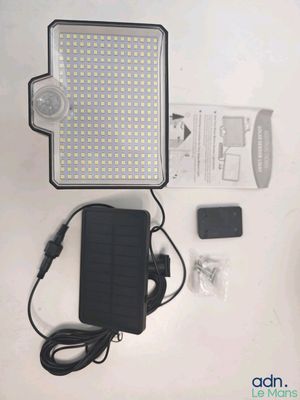 un gros plan sur un téléphone portable et une lampe posés sur une table