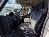 une photo de l'intérieur d'une camionnette avec le siège conducteur relevé