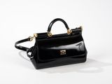 un sac à main noir sur fond blanc
