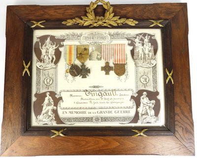 une vieille photo encadrée représentant un homme et une femme, fixée sur une plaque
