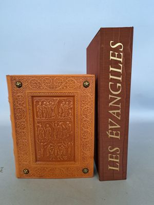 deux livres posés l'un à côté de l'autre sur une table