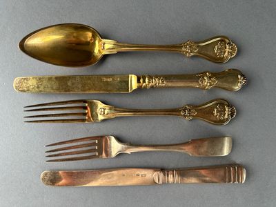 cinq types différents d'arts de la table, notamment des fourchettes, des cuillères et des couteaux