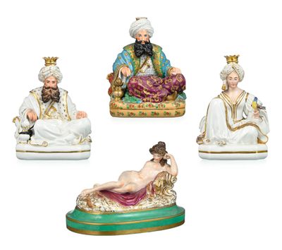 quatre figurines représentant un homme, une femme et un homme allongé sur un lit