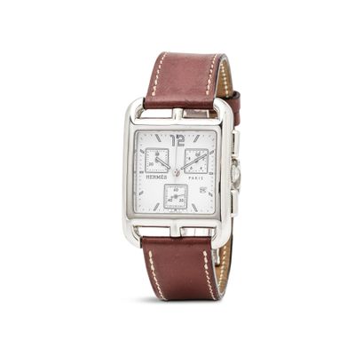 une photo d'une montre carrée blanche avec un bracelet en cuir marron