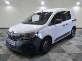 la camionnette blanche est garée sur le sol en damier d'une pièce