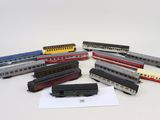 un grand nombre de trains miniatures posés sur une table