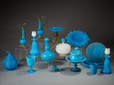 de nombreux objets en verre bleu posés sur la table