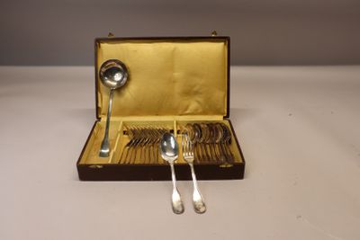un service d'argenterie dans un coffret doré contenant des cuillères