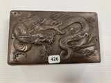 un étui à cigarettes en métal argenté orné d'un motif de dragon