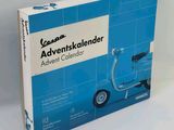 une image représentant un scooter bleu se trouve dans une boîte posée sur une surface blanche