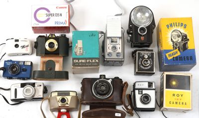 de nombreux types d'appareils photo différents posés sur la table