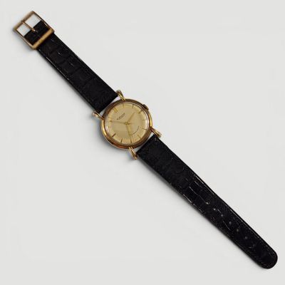 gros plan d'une montre sur une surface blanche