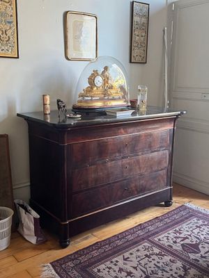 une photo d'un salon avec une commode et un tapis