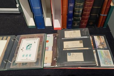 un grand nombre de livres posés sur une table